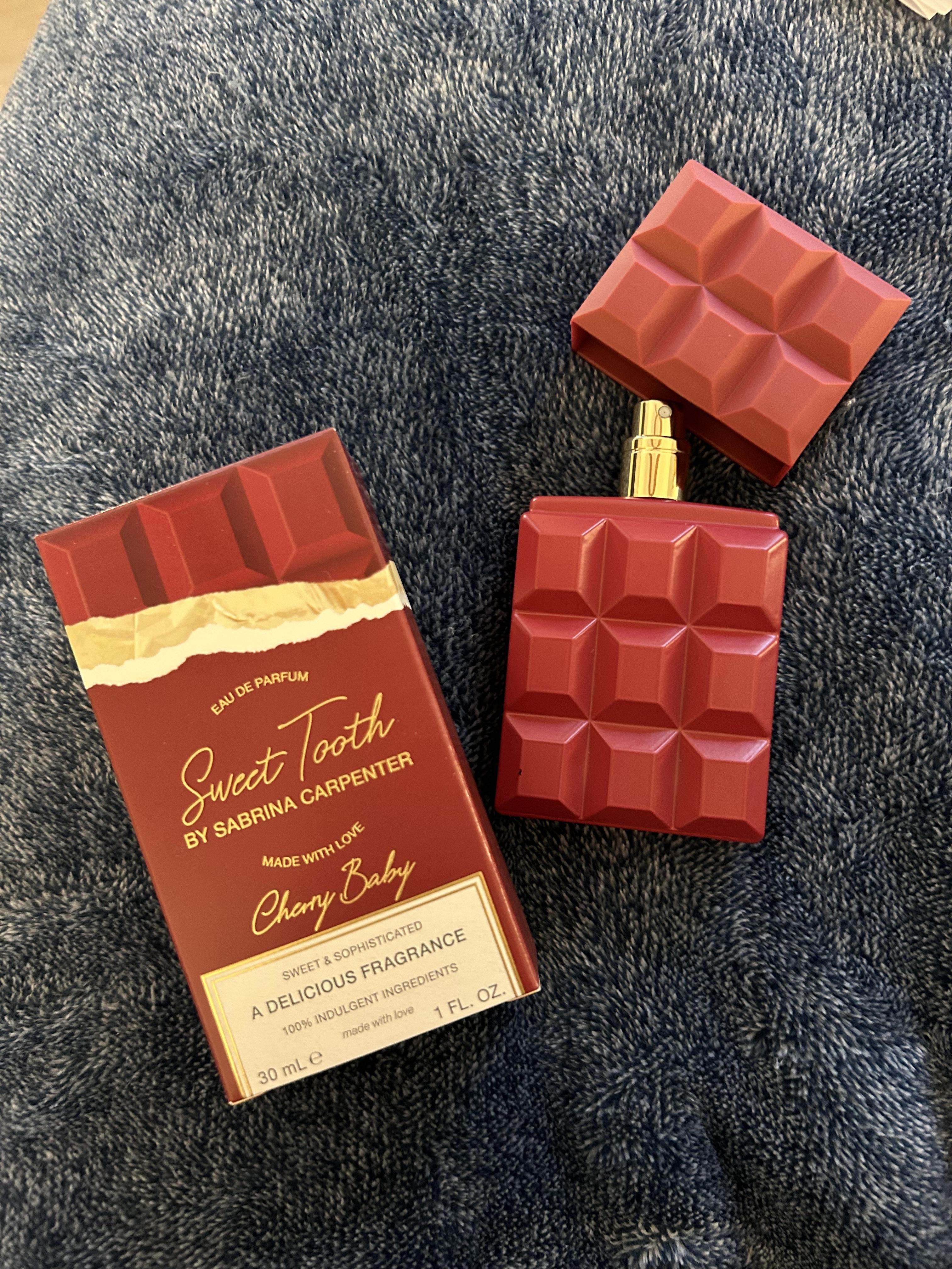 Sabrina Carpenter Cherry Baby Edp Parfum Spray (Dark Chocolate & Red Poppy & Vanilla Orchid & Peony) 30ml